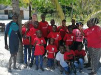 Steffi und Team mit Kindern in Kenia