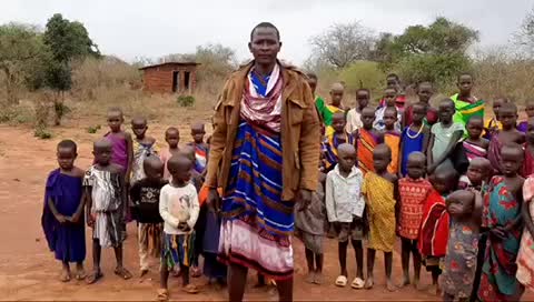 Barati und sein Stamm der Massai haben gerade einen Gottesdienst abgehalten. Sie bedanken sich sehr für die Unterstützung der Kinder und die Möglichkeit zur Schule zu gehen.